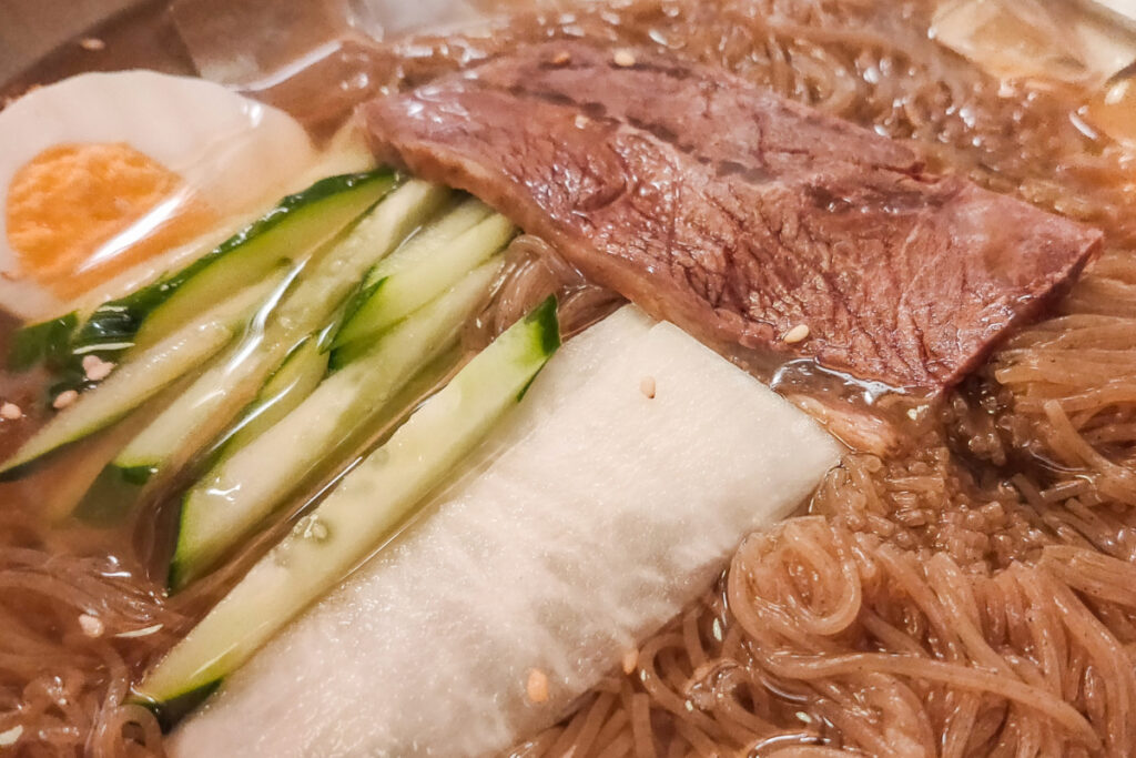 韓国冷麺と盛岡冷麺は何が違う？味・素材・ルーツをやさしく比較 | 暮らしのラボ・スミカ
