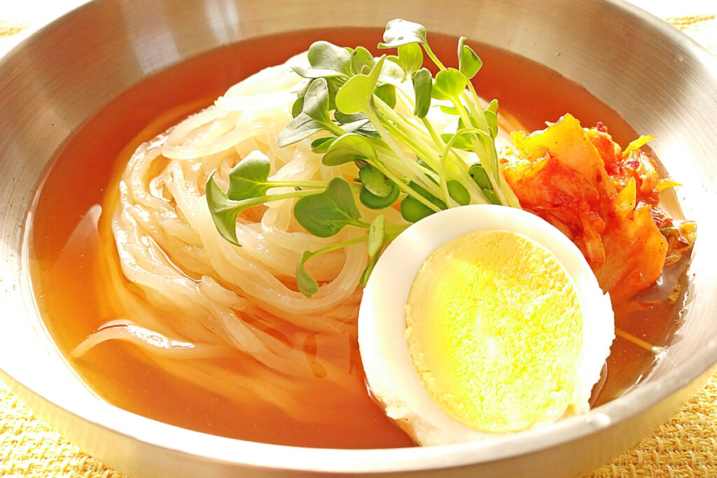韓国冷麺と盛岡冷麺は何が違う？味・素材・ルーツをやさしく比較 | 暮らしのラボ・スミカ